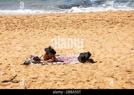 Sydney, Australien. März 2020. Avalon Beach, Sydney, Australien. Samstag, 21. März 2020. Die Einwohner Sydneys sind an einem Tag am örtlichen Strand sozial distanziert. Kredit: martin Beere/Alamy Live News Stockfoto