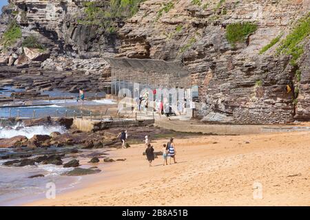 Sydney, Australien. März 2020. Avalon Beach, Sydney, Australien. Samstag, 21. März 2020. Die Einwohner Sydneys versammeln sich am Avalon Beach trotz Warnungen, 1,5 m voneinander entfernt zu bleiben. Kredit: martin Beere/Alamy Live News Stockfoto