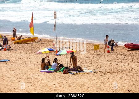 Sydney, Australien. März 2020. Avalon Beach, Sydney, Australien. Samstag, 21. März 2020. Die Einwohner Sydneys versammeln sich am Avalon Beach trotz Warnungen, 1,5 m voneinander entfernt zu bleiben. Kredit: martin Beere/Alamy Live News Stockfoto