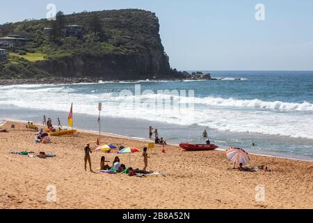 Sydney, Australien. März 2020. Avalon Beach, Sydney, Australien. Samstag, 21. März 2020. Die Einwohner Sydneys versammeln sich am Avalon Beach trotz Warnungen, 1,5 m voneinander entfernt zu bleiben. Kredit: martin Beere/Alamy Live News Stockfoto