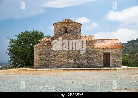 Die Aussicht auf die Kirche Erzengel Michael aus dem 12. Jahrhundert im Stil des byzantinischen Stils auf dem Hügel im Dorf Kato Lefkara. Zypern Stockfoto