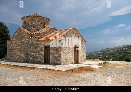 Die Aussicht auf die Kirche Erzengel Michael aus dem 12. Jahrhundert im Stil des byzantinischen Stils auf dem Hügel im Dorf Kato Lefkara. Zypern Stockfoto