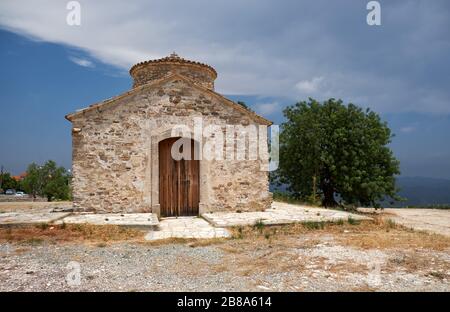 Die Aussicht auf die Kirche Erzengel Michael aus dem 12. Jahrhundert im Stil des byzantinischen Stils auf dem Hügel im Dorf Kato Lefkara. Zypern Stockfoto