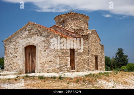 Die Aussicht auf die Kirche Erzengel Michael aus dem 12. Jahrhundert im Stil des byzantinischen Stils auf dem Hügel im Dorf Kato Lefkara. Zypern Stockfoto