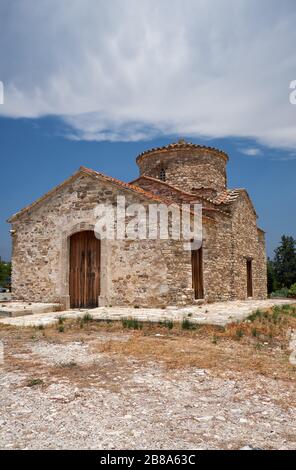 Die Aussicht auf die Kirche Erzengel Michael aus dem 12. Jahrhundert im Stil des byzantinischen Stils auf dem Hügel im Dorf Kato Lefkara. Zypern Stockfoto