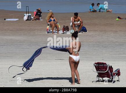 Florida, USA. März 2020. 20. März 2020 - Daytona Beach, Florida, Vereinigte Staaten - die Menschen genießen die Sonne und surfen während der Frühlingspause am 20. März 2020 am Daytona Beach, Florida, nachdem Gouverneur Ron DeSantis es abgelehnt hatte, die Strände des Staates zu schließen, während die Anzahl der COVID-19-Fälle zunimmt. Lokale Beamte haben andere Strände Floridas geschlossen, einschließlich die in Miami, ft. Lauderdale und Tampa. Credit: Paul Hennessy/Alamy Live News Stockfoto