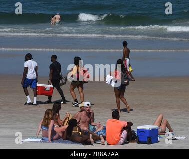 Florida, USA. März 2020. 20. März 2020 - Daytona Beach, Florida, Vereinigte Staaten - die Menschen genießen die Sonne und surfen während der Frühlingspause am 20. März 2020 am Daytona Beach, Florida, nachdem Gouverneur Ron DeSantis es abgelehnt hatte, die Strände des Staates zu schließen, während die Anzahl der COVID-19-Fälle zunimmt. Lokale Beamte haben andere Strände Floridas geschlossen, einschließlich die in Miami, ft. Lauderdale und Tampa. Credit: Paul Hennessy/Alamy Live News Stockfoto