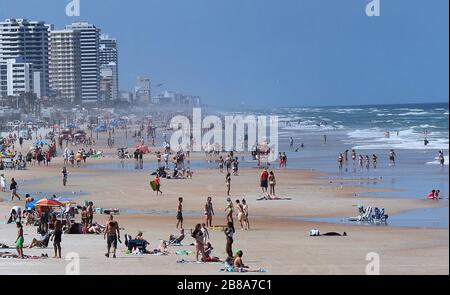 Florida, USA. März 2020. 20. März 2020 - Daytona Beach, Florida, Vereinigte Staaten - die Menschen genießen die Sonne und surfen während der Frühlingspause am 20. März 2020 am Daytona Beach, Florida, nachdem Gouverneur Ron DeSantis es abgelehnt hatte, die Strände des Staates zu schließen, während die Anzahl der COVID-19-Fälle zunimmt. Lokale Beamte haben andere Strände Floridas geschlossen, einschließlich die in Miami, ft. Lauderdale und Tampa. Credit: Paul Hennessy/Alamy Live News Stockfoto