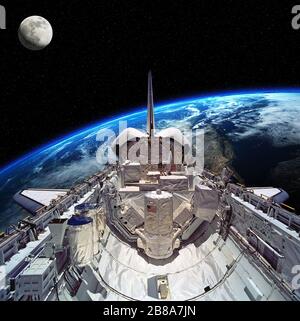 Space Shuttle umkreist die Erde. Elemente dieses Bildes, das von der NASA eingerichtet wurde. Stockfoto