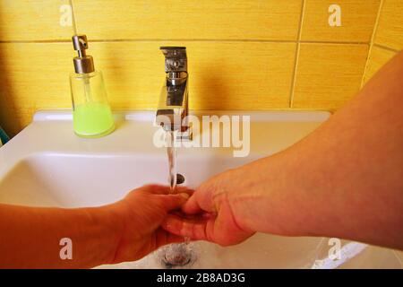 Mann waschen Hände, um Corona-Virus zu verhindern, Hygiene, um die Ausbreitung von Coronavirus zu stoppen. Stockfoto