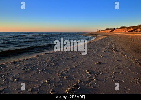 Sonnenuntergang an der Ostsee und nordische Dünen von Kurischer Nehrung, Nida, Litauen Stockfoto