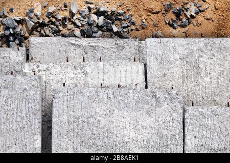 Betonplatten stapeln sich, Textur Betonhintergrund, Beton für Bauarbeiten am Sand und Steine Stockfoto