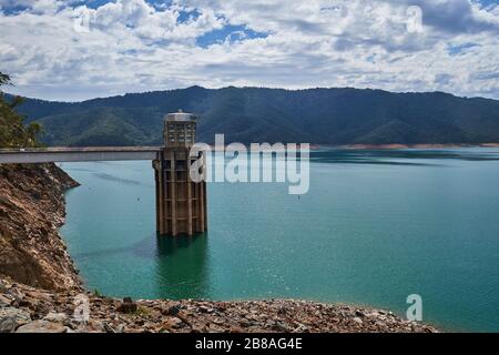 Der Betoneinlaufwasserturm am Eildon-Staudamm. In Victoria, Australien. Stockfoto