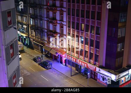 20. März 2020, Hessen, Frankfurt am Main: Gähnende Leere herrscht abends an der Ecke Elbestraße und Taususstraße im Frankfurter Bahnhofsviertel. Auch der Rotlichtbezirk ist von drastischen Maßnahmen betroffen. Seit dem 19. März sind die Einrichtungen auch wegen der Koronakrise geschlossen. (Zur dpa 'Drug help geht auch in der Coronakrise weiter - Konsumpenräume offen') Foto: Arne Dedert / dpa Stockfoto