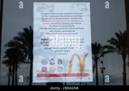 Beirut, Libanon. März 2020. Ein Hinweis auf die Tür in arabischer und englischer Sprache, der Kunden McDonalds Beirut berät, ist wegen Coronavirus für Gäste gesperrt. Credit: amer ghazzal/Alamy Live News Stockfoto