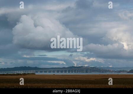 Die East Bay ist von Corte Madera, CA, sowie dem San Quentin State Prison und der Richmond-San Rafael Bridge aus zu sehen. Stockfoto