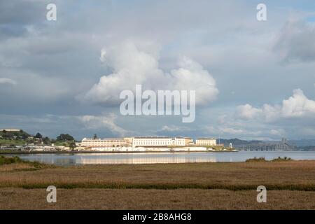 Die East Bay ist von Corte Madera, CA, sowie dem San Quentin State Prison und der Richmond-San Rafael Bridge aus zu sehen. Stockfoto