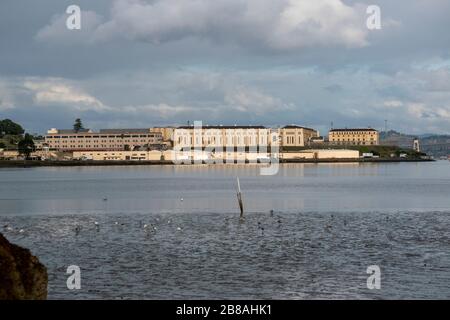 Die East Bay ist von Corte Madera, CA, sowie dem San Quentin State Prison und der Richmond-San Rafael Bridge aus zu sehen. Stockfoto