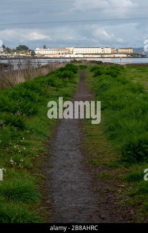 Die East Bay ist von Corte Madera, CA, sowie dem San Quentin State Prison und der Richmond-San Rafael Bridge aus zu sehen. Stockfoto