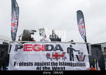 Paul Weston, einer der Anführer von Pegida UK, der nach einem kurzen marsch, der am Bahnhof Birmingham International Railway A begann, eine Pegida-Rallye anpricht Stockfoto