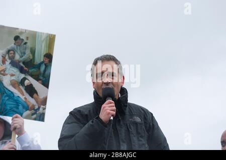 Paul Weston, einer der Anführer von Pegida UK, der nach einem kurzen marsch, der am Bahnhof Birmingham International Railway A begann, eine Pegida-Rallye anpricht Stockfoto