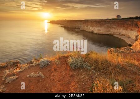 Sonnenuntergang auf Klippen. Schöne Natur im Sommer und Meereslandschaft. Entspannen Sie sich. Stockfoto