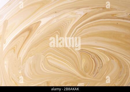 Abstraktes Karamell aus der Nähe formt Latte Art im Kaffee. Hintergrundmakro für flüssige Texturen. Stockfoto