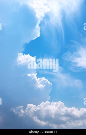 Tiefblauer Himmel. Naturwolken Hintergrund. Stockfoto