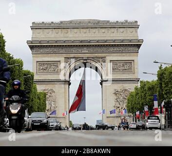 Paris, Frankreich. Mai 2017. Der Verkehr rollt vor dem Triumphbogen. Als der Verpackungskünstler Christo im Herbst 2020 den Triumphbogen in Paris umwickeln soll, liefert ein Lübecker Unternehmen das Material. (Zur dpa "Lübeck-Gesellschaft bereitet Umbruch Arc de Triomphe in Paris vor") Credit: Picture Alliance / Michael Kappeler / dpa / Alamy Live News Stockfoto