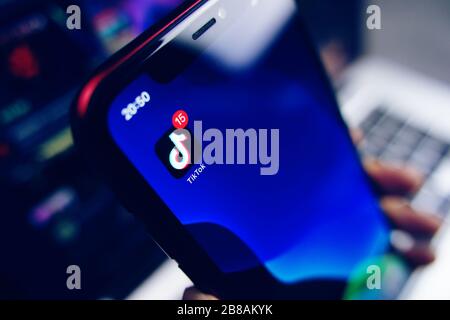 Bishkek, Kirgisistan - 14. März 2020: TikTok App. "Tik Tok"-Anwendungssymbol auf dem iPhone-Bildschirm. Tiktok Social Media-Netzwerk. Stockfoto
