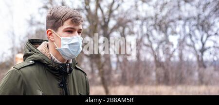 Mann in einer medizinischen Maske auf der Straße. Coronavirus ist ein in China endemisches Virus. Schutz der Krankheit für Kinder. Konzept für Gesundheitssicherheit - Kovid - 19. Stockfoto