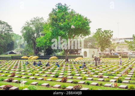 Kanchanaburi THAILAND - 21. FEBRUAR: Unidentifizierte Arbeiter renovieren und dekorieren Blumen auf dem Allied war Cemetery von Kanchanaburi am 21.2020 in Ka Stockfoto