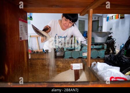 Indonesische Frauen in Asien, die Reis in einem kleinen, familieneigenen Geschäft verkaufen oder lokal Warung genannt werden. Der Standort befindet sich in Tasikmalaya, Indonesien. Stockfoto