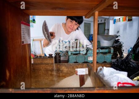 Indonesische Frauen in Asien, die Reis in einem kleinen, familieneigenen Geschäft verkaufen oder lokal Warung genannt werden. Der Standort befindet sich in Tasikmalaya, Indonesien. Stockfoto