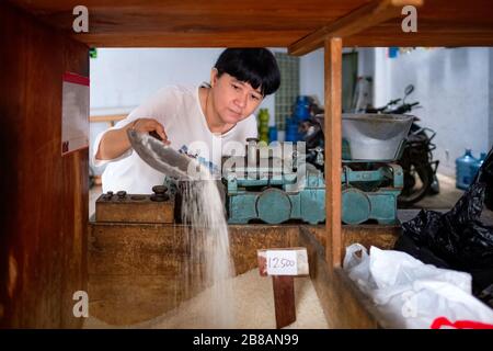 Indonesische Frauen in Asien, die Reis in einem kleinen, familieneigenen Geschäft verkaufen oder lokal Warung genannt werden. Der Standort befindet sich in Tasikmalaya, Indonesien. Stockfoto