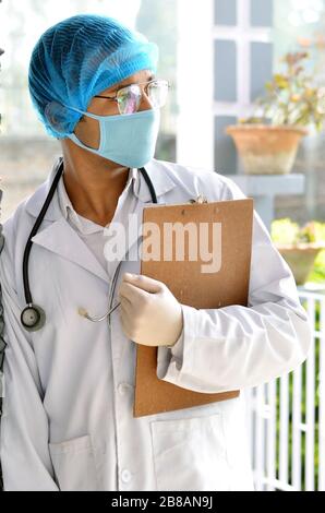Ein junger indischer Arzt in Uniform Stockfoto