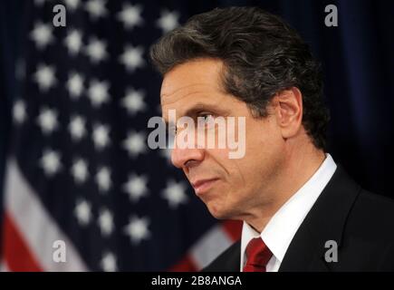 NEW YORK - November 10: Currrent New York Gouverneur David Paterson, Links, und Regler - wählen Sie Andrew Cuomo auf die Fragen der Reporter hören auf einer Pressekonferenz nach einem privaten Treffen in Paterson und der Büros in New York. Am 10. November 2010 in New York City. Personen: Governor-Elect Andrew Cuomo Stockfoto