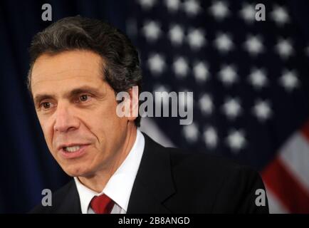 NEW YORK - November 10: Currrent New York Gouverneur David Paterson, Links, und Regler - wählen Sie Andrew Cuomo auf die Fragen der Reporter hören auf einer Pressekonferenz nach einem privaten Treffen in Paterson und der Büros in New York. Am 10. November 2010 in New York City. Personen: Governor-Elect Andrew Cuomo Stockfoto