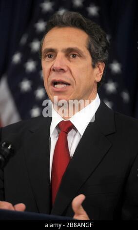 NEW YORK - November 10: Currrent New York Gouverneur David Paterson, Links, und Regler - wählen Sie Andrew Cuomo auf die Fragen der Reporter hören auf einer Pressekonferenz nach einem privaten Treffen in Paterson und der Büros in New York. Am 10. November 2010 in New York City. Personen: Governor-Elect Andrew Cuomo Stockfoto