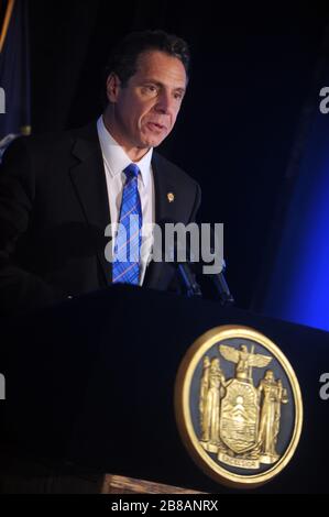 Manhattan, Vereinigten Staaten von Amerika. 28 Okt, 2015. NEW YORK, NY-Oktober 26: Gouverneur von New York Andrew Cuomo ist in New York Ciy wo er macht eine announcemen wih Peer Buffe und seine Frau ein Chelsea Piers am Oktober 26, 2015 in New York Ciy. Personen: Gouverneur von New York Andrew Cuomo Credit: Stürme Media Group/Alamy leben Nachrichten Stockfoto