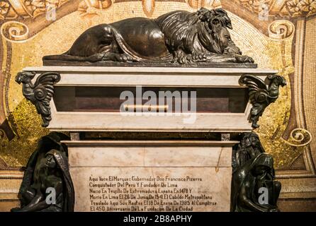 Lima, Peru - 17. Juli 2010: Grab von Conquistador Francisco Pizarro in der Kathedrale von Lima mit einer Löwenskulptur. Stockfoto