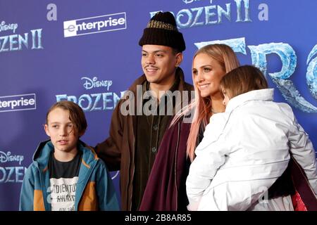 November 2019, Los Angeles, CA, USA: LOS ANGELES - 7. Nov: Bronx Wentz, Evan Ross, Ashlee Simpson, Jagger Snow Ross in der ''Frozen 2' LA Premiere im Dolby Theatre am 7. November 2019 in Los Angeles, CA (Credit Image: © Kay Blake/ZUMA Wire) Stockfoto