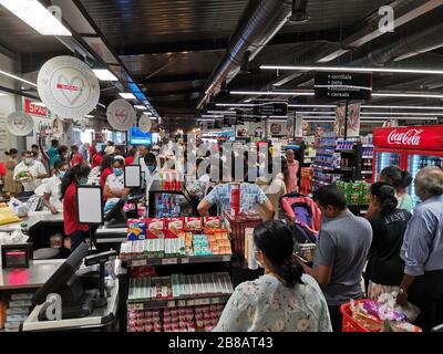 Colombo, Sri Lanka. März 2020. Das mobile Foto, das am 20. März 2020 aufgenommen wurde, zeigt Menschen, die darauf warten, Waren vor der Ausgangssperre in Colombo, Sri Lanka zu kaufen. Die Regierung erklärte am Freitag Anfang Freitag eine islandweite Ausgangssperre ab 18:00 Uhr und endet am Montag um 6:00 Uhr, um die weitere Ausbreitung der Infektion zu verhindern. Die Zahl der infizierten COVID-19-Patienten stieg am Freitag in Sri Lanka auf 70, nachdem 11 neue Patienten entdeckt wurden, sagte das Gesundheitsministerium in einer Stellungnahme. Credit: Shiran Illanperuma/Xinhua/Alamy Live News Stockfoto