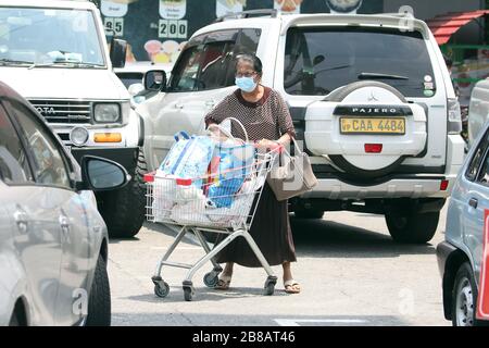 Colombo, Sri Lanka. März 2020. Eine Frau mit einem Güterwagen ist am 20. März 2020 in Colombo, Sri Lanka, zu sehen. Die Regierung erklärte am Freitag Anfang Freitag eine islandweite Ausgangssperre ab 18:00 Uhr und endet am Montag um 6:00 Uhr, um die weitere Ausbreitung der Infektion zu verhindern. Die Zahl der infizierten COVID-19-Patienten stieg am Freitag in Sri Lanka auf 70, nachdem 11 neue Patienten entdeckt wurden, sagte das Gesundheitsministerium in einer Stellungnahme. Kredit: Ajith Perera/Xinhua/Alamy Live News Stockfoto