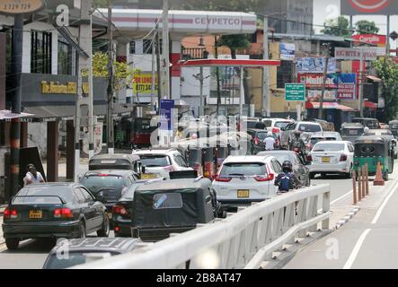 Colombo, Sri Lanka. März 2020. Autos warten an einer Tankstelle vor der Ausgangssperre in Colombo, Sri Lanka, 20. März 2020. Die Regierung erklärte am Freitag Anfang Freitag eine islandweite Ausgangssperre ab 18:00 Uhr und endet am Montag um 6:00 Uhr, um die weitere Ausbreitung der Infektion zu verhindern. Die Zahl der infizierten COVID-19-Patienten stieg am Freitag in Sri Lanka auf 70, nachdem 11 neue Patienten entdeckt wurden, sagte das Gesundheitsministerium in einer Stellungnahme. Kredit: Ajith Perera/Xinhua/Alamy Live News Stockfoto