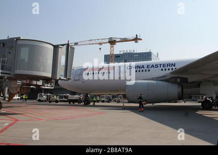 Prag, Tschechien. März 2020. Das am 20. März 2020 aufgenommene Foto zeigt ein Flugzeug der chinesischen Ostfluggesellschaften mit medizinischer Versorgung auf dem Prager Flughafen in Prag, Tschechien. Ein Flugzeug der chinesischen Ostfluggesellschaften mit 1,1 Millionen Atemschutzgeräten, die Tschechien aus China gekauft hatte, kam am Freitag auf dem Prager Flughafen an. Es war die zweite Charge medizinischer Versorgung, die aus China beschafft wurde, nachdem ein tschechisches Militärflugzeug am Mittwoch 150.000 schnelle COVID-19-Tester aus China nach Hause gebracht hatte. Tschechien wurde wie viele andere europäische Länder von der COVID-19 o Credit: Xin getroffen Stockfoto