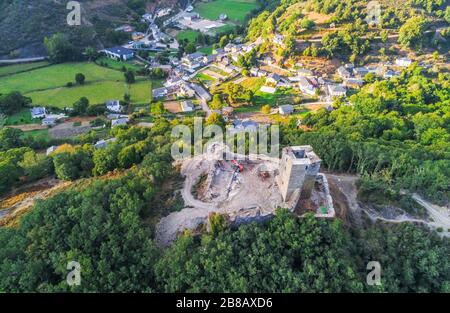 Luftaufnahme eines Schlosses auf den Bergen in bierzo.Leon, Spanien Stockfoto