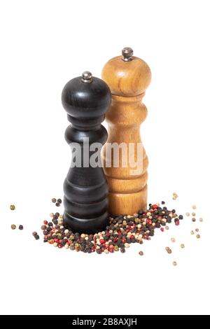 Pfeffermühlen aus Holz auf Pfefferstapel mischen, schwarz, pink, grün, weiß auf weißem Grund Stockfoto
