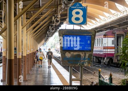 Bangkok, Bangkok, Thailand. März 2020. Passagiere tragen chirurgische Masken, während sie auf einem Bahnsteig im historischen Bahnhof Hualumphong in Bangkok spazieren. Die Anzahl der bestätigten Fälle von Covid-19 in Thailand stieg von 322 Nächten auf 411, der größten täglichen Zunahme, die seit Beginn des Ausbruchs im Land zu beobachten war. Credit: Adryel Talamantes/ZUMA Wire/Alamy Live News Stockfoto