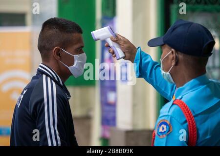 Bangkok, Bangkok, Thailand. März 2020. Passagiere, die in den historischen Bahnhof Hualumphong in Bangkok einsteigen, lassen ihre Temperatur von der Sicherheit überprüfen, bevor sie in den Bahnhof fahren. Die Anzahl der bestätigten Fälle von Covid-19 in Thailand stieg von 322 Nächten auf 411, der größten täglichen Zunahme, die seit Beginn des Ausbruchs im Land zu beobachten war. Credit: Adryel Talamantes/ZUMA Wire/Alamy Live News Stockfoto